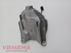 Engine mount from a Audi A4 Avant (B9) 2.0 35 TFSI Mild Hybrid 16V 2021