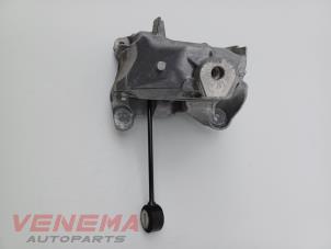 Engine mount from a Audi A4 Avant (B9) 2.0 35 TFSI Mild Hybrid 16V 2021