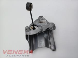 Engine mount from a Audi A4 Avant (B9) 2.0 35 TFSI Mild Hybrid 16V 2021