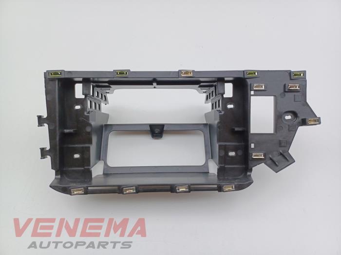 Używane Kieszen do radia Volkswagen Polo VI (AW1) 1.0 TSI 12V Cena € 19,99 Procedura marży oferowane przez Venema Autoparts