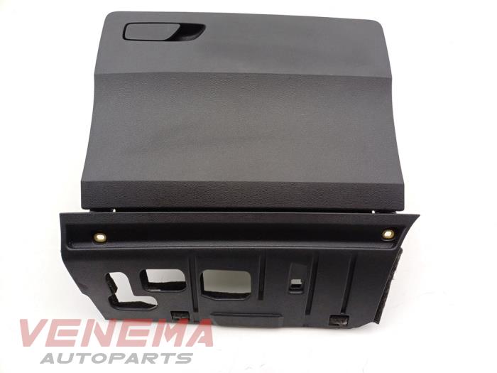 Begagnade Handskfack Audi Q2 (GAB/GAG) 1.0 TFSI 12V Pris € 29,99 Marginaltabell erbjuds av Venema Autoparts
