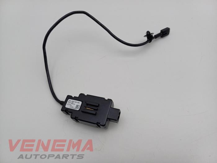 Używane Wtyczka USB Volkswagen Passat Variant (CJ5) 2.0 TDI 16V Cena € 14,99 Procedura marży oferowane przez Venema Autoparts