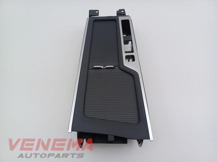 Używane Schowek Volkswagen Passat Variant (CJ5) 2.0 TDI 16V Cena € 99,99 Procedura marży oferowane przez Venema Autoparts