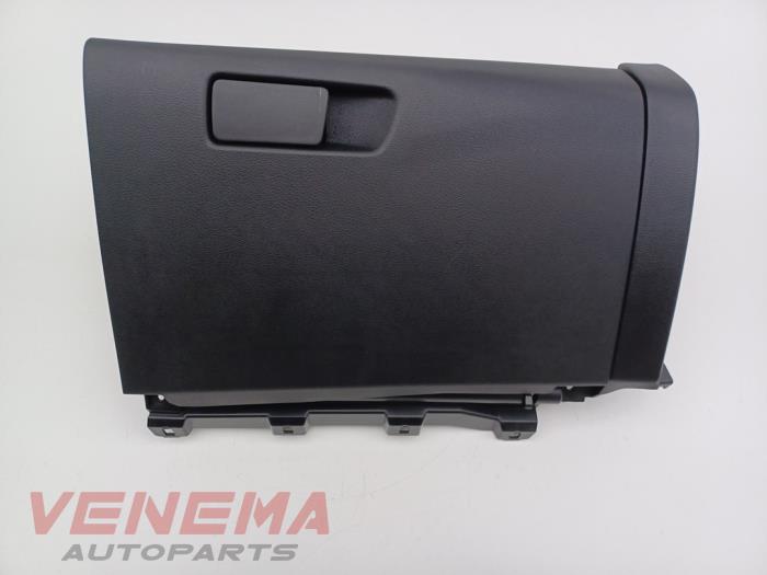 Begagnade Handskfack Nissan Qashqai (J12) 1.3 DIG-T MHEV 16V Pris € 74,99 Marginaltabell erbjuds av Venema Autoparts