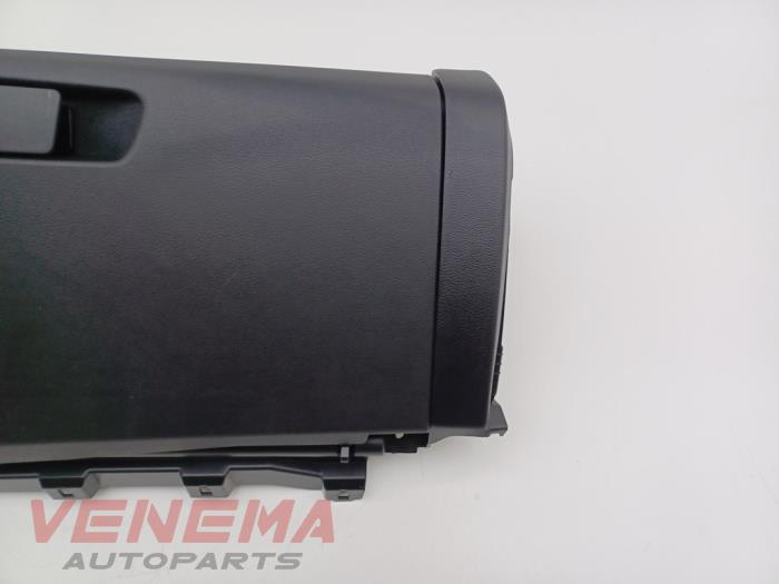 Handskfack från en Nissan Qashqai (J12) 1.3 DIG-T MHEV 16V 2025