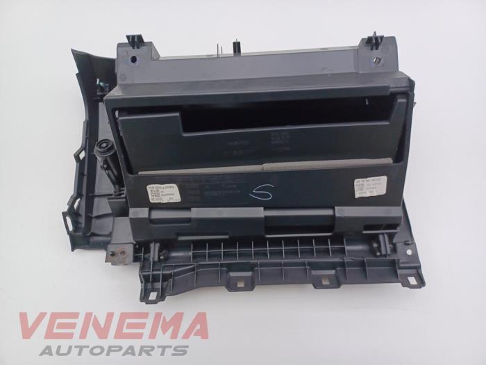 Handskfack från en Nissan Qashqai (J12) 1.3 DIG-T MHEV 16V 2025