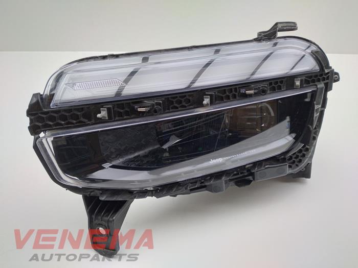 Używane Reflektor lewy Jeep Avenger 54 kWh Cena € 599,99 Procedura marży oferowane przez Venema Autoparts