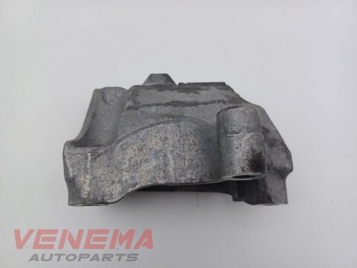 Gearbox mounting bracket