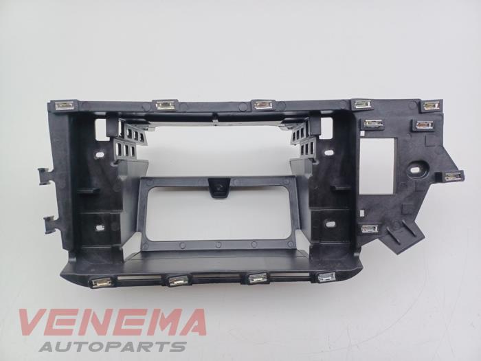 Używane Kieszen do radia Volkswagen Polo VI (AW1) 1.0 TSI 12V Cena € 19,99 Procedura marży oferowane przez Venema Autoparts