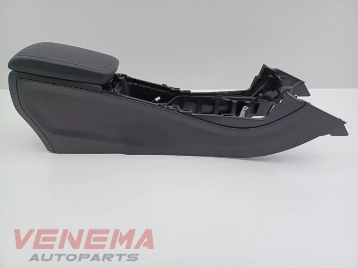 Używane Konsole srodkowe Mercedes A (W176) 1.5 A-180 CDI, A-180d 16V Cena € 59,99 Procedura marży oferowane przez Venema Autoparts