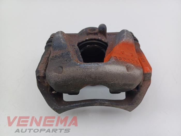Begagnade Främre bromsok, vänster Mercedes A (W176) 1.5 A-180 CDI, A-180d 16V Pris € 24,99 Marginaltabell erbjuds av Venema Autoparts