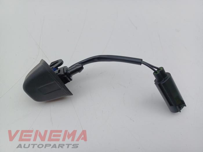 Używane Spryskiwacz przód BMW 3 serie Touring (E91) 320i 16V Cena € 9,99 Procedura marży oferowane przez Venema Autoparts