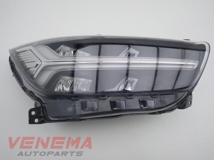 Używane Reflektor prawy Volvo XC40 (XZ) 2.0 T5 16V AWD Cena € 499,99 Procedura marży oferowane przez Venema Autoparts