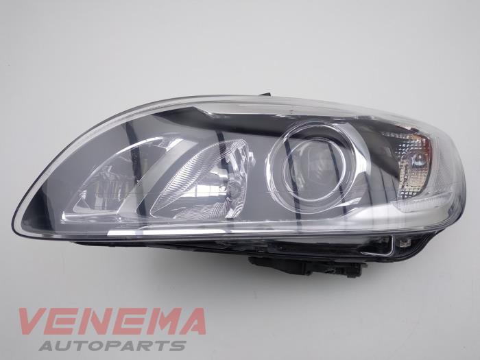Używane Reflektor lewy Volvo V60 I (FW/GW) 2.0 D3 20V Cena € 249,99 Procedura marży oferowane przez Venema Autoparts