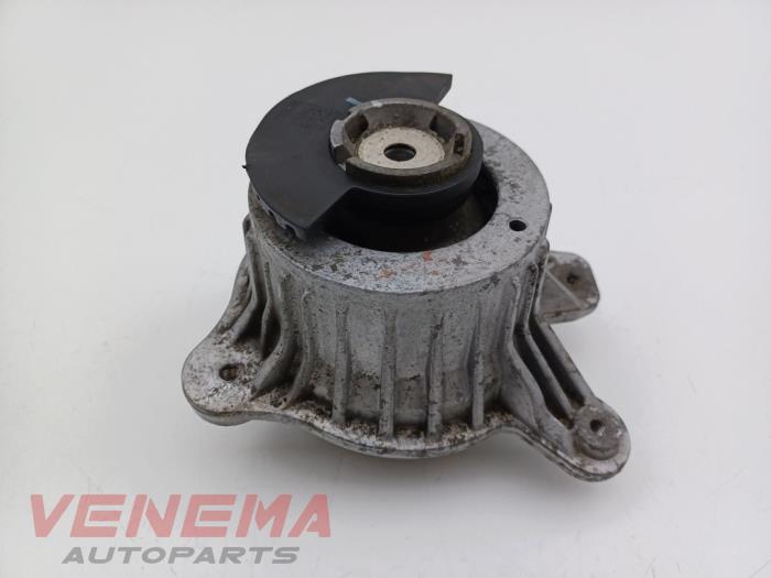 Usagé Support moteur Mercedes E Estate (S213) E-220d 2.0 Turbo 16V Prix € 19,99 Règlement à la marge proposé par Venema Autoparts