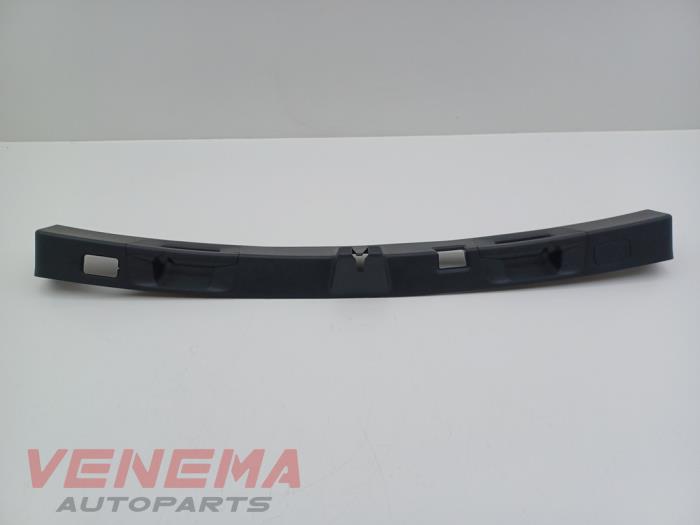 Begagnade List, baklucka Mercedes E Estate (S213) E-220d 2.0 Turbo 16V Pris € 9,99 Marginaltabell erbjuds av Venema Autoparts