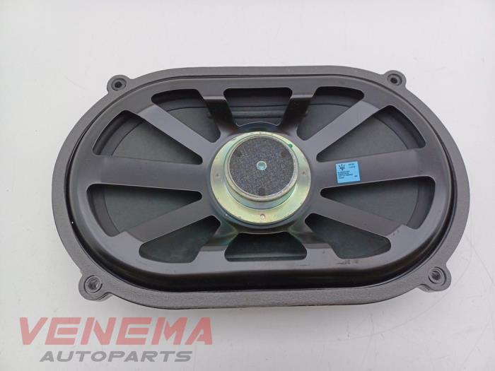 Używane Subwoofer Maserati Quattroporte VI 3.0 Diesel Cena € 99,99 Procedura marży oferowane przez Venema Autoparts
