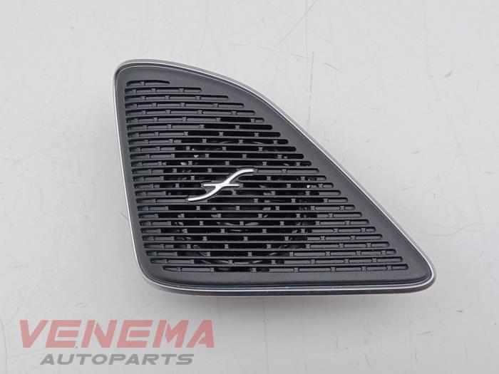 Begagnade Diskanthögtalare Mercedes C (W206) C-200 1.5 EQ Boost 4-Matic Pris € 30,24 Inklusive moms erbjuds av Venema Autoparts