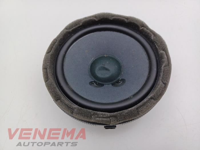 Używane Glosnik Mercedes C (W206) C-200 1.5 EQ Boost 4-Matic Cena € 36,29 Z VAT oferowane przez Venema Autoparts