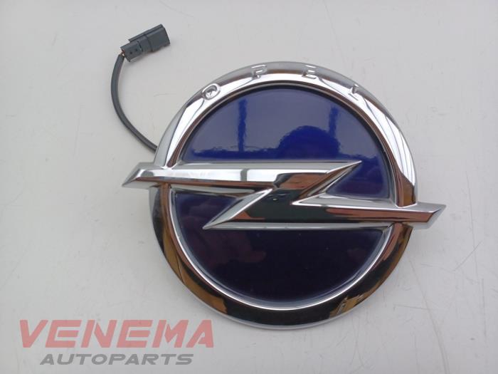Używane Emblemat Opel Adam 1.0 Ecotec 12V SIDI Turbo Cena € 49,99 Procedura marży oferowane przez Venema Autoparts