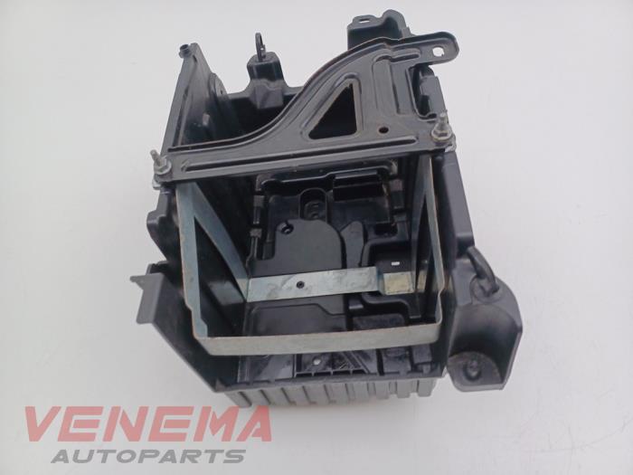 Begagnade Batterilåda Ford Fiesta 7 1.0 EcoBoost 12V Pris € 14,99 Marginaltabell erbjuds av Venema Autoparts