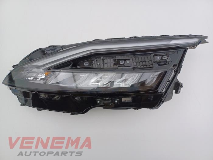 Używane Reflektor lewy Nissan Qashqai (J11) 1.3 DIG-T 158 16V Cena € 499,99 Procedura marży oferowane przez Venema Autoparts