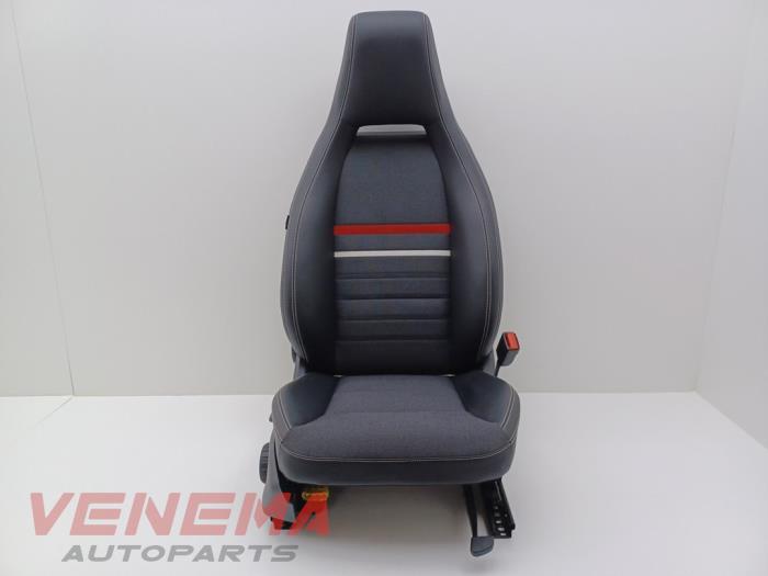 Używane Fotel prawy Mercedes A (W176) 1.5 A-180 CDI, A-180d 16V Cena € 124,99 Procedura marży oferowane przez Venema Autoparts