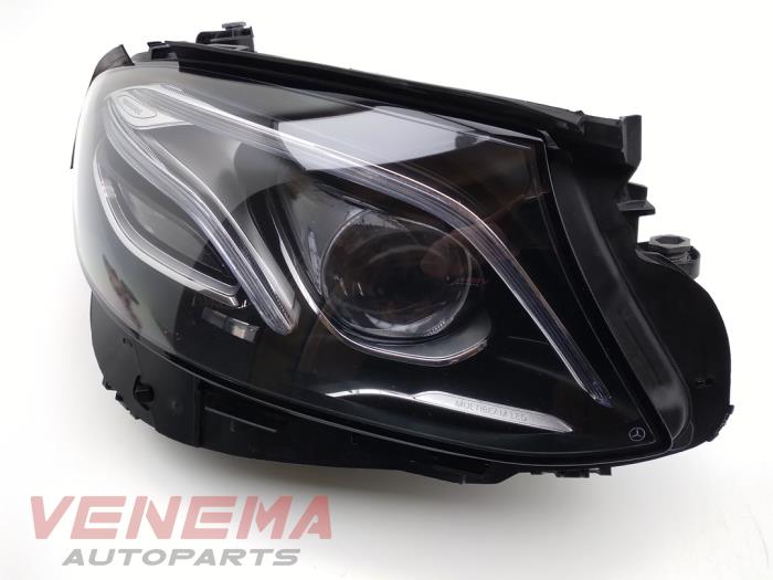Używane Reflektor prawy Mercedes E Estate (S213) E-220d 2.0 Turbo 16V Cena € 799,99 Procedura marży oferowane przez Venema Autoparts