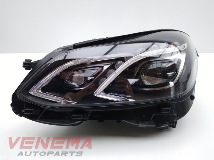 Używane Reflektor lewy Mercedes E Estate (S212) E-350 CDI BlueTEC 3.0 V6 24V Cena € 1.199,99 Procedura marży oferowane przez Venema Autoparts