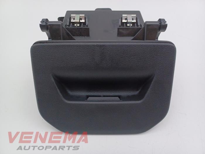 Używane Schowek BMW 1 serie (F40) 118i 1.5 TwinPower 12V Cena € 24,99 Procedura marży oferowane przez Venema Autoparts
