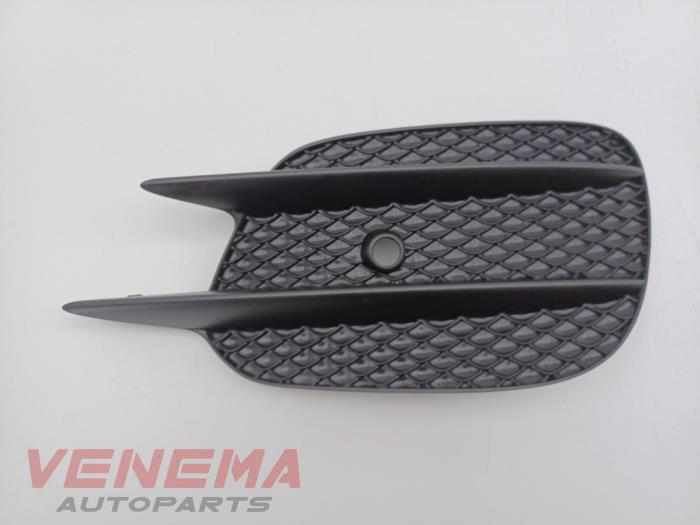 Begagnade Stötfångargrill Mercedes E Estate (S213) E-220d 2.0 Turbo 16V Pris € 19,99 Marginaltabell erbjuds av Venema Autoparts