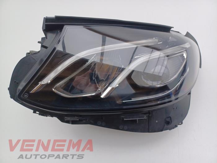 Używane Reflektor lewy Mercedes E Estate (S213) E-220d 2.0 Turbo 16V Cena € 999,99 Procedura marży oferowane przez Venema Autoparts
