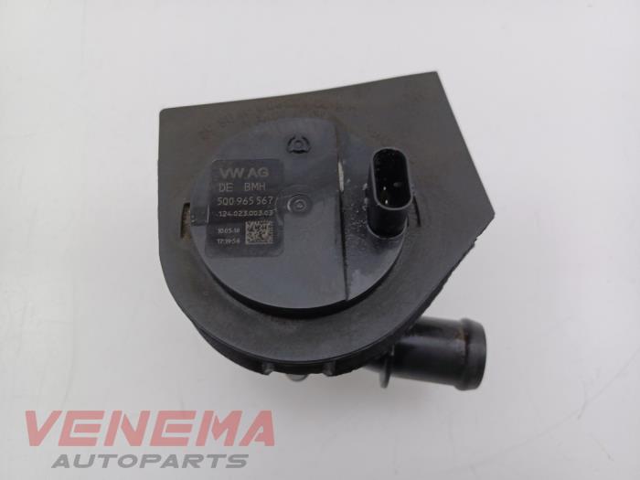 Usagé Pompe à eau Volkswagen Golf VII Variant (AUVV) 1.4 TGI 16V Prix € 19,99 Règlement à la marge proposé par Venema Autoparts