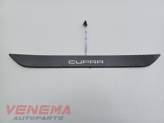 Begagnade Innerbelysning Cupra Formentor 1.5 e-Hybrid VZ 16V Pris € 120,99 Inklusive moms erbjuds av Venema Autoparts