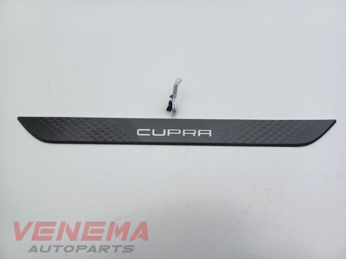 Begagnade Innerbelysning Cupra Formentor 1.5 e-Hybrid VZ 16V Pris € 120,99 Inklusive moms erbjuds av Venema Autoparts