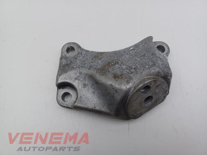 Gearbox mounting bracket