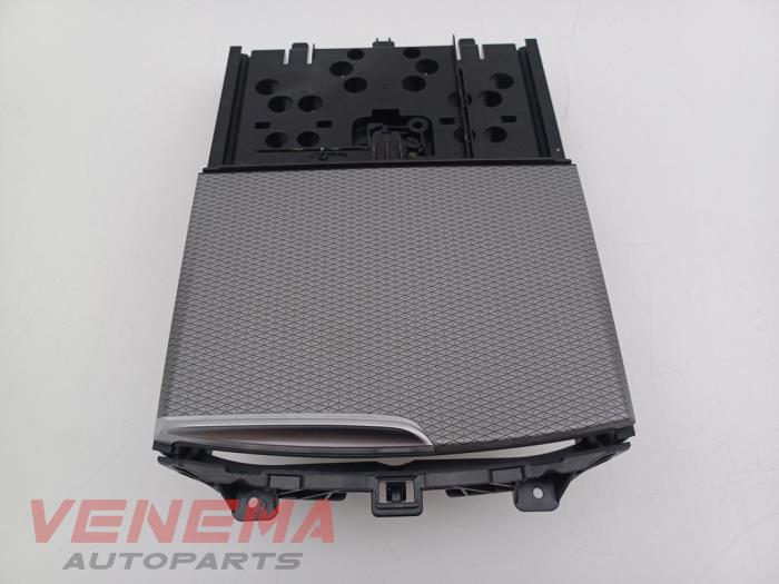 Używane Schowek BMW 5 serie (G30) 540d xDrive 3.0 TwinPower Turbo 24V Cena € 49,99 Procedura marży oferowane przez Venema Autoparts