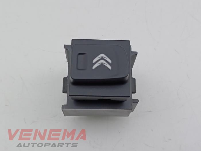 Usados Interruptor (varios) Citroen C5 Aircross I (A4/AC/AJ/AR) 1.2 PureTech Hybrid 136 Precio € 14,99 Norma de margen ofrecido por Venema Autoparts