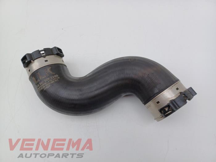 Usagé Tuyau intercooler Mercedes Sprinter 3,5t (910.0/910.1/907.1/907.2) 316 CDI 2.1 D RWD Prix € 34,99 Règlement à la marge proposé par Venema Autoparts