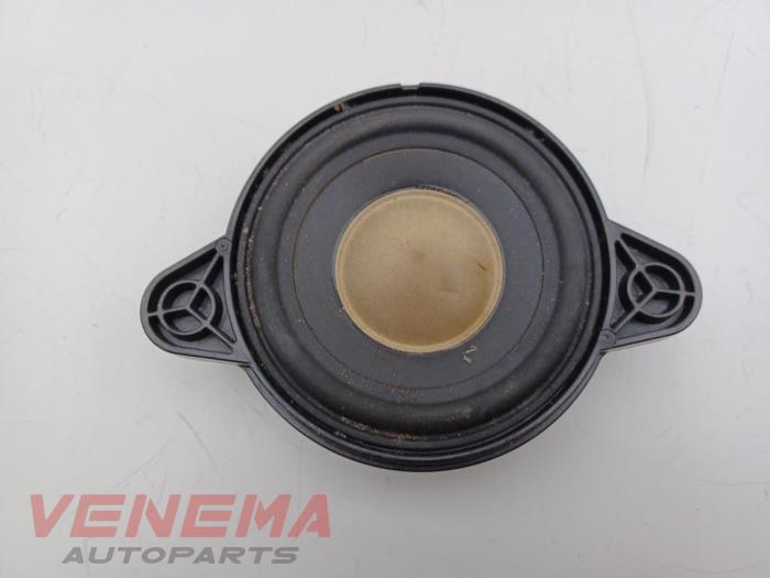 Używane Glosnik Mercedes Sprinter 3,5t (910.0/910.1/907.1/907.2) 316 CDI 2.1 D RWD Cena € 14,99 Procedura marży oferowane przez Venema Autoparts