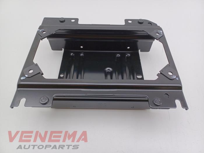 Begagnade Batterilåda Mercedes A Limousine (177.1) 2.0 A-250 Turbo 16V Mild Hybrid 4Matic Pris € 29,99 Marginaltabell erbjuds av Venema Autoparts
