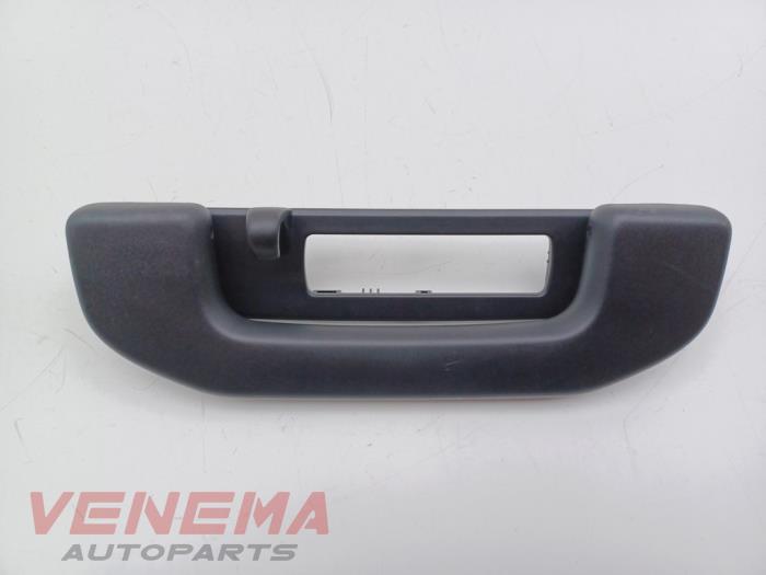 Begagnade Handtag Mercedes A Limousine (177.1) 2.0 A-250 Turbo 16V Mild Hybrid 4Matic Pris € 9,99 Marginaltabell erbjuds av Venema Autoparts