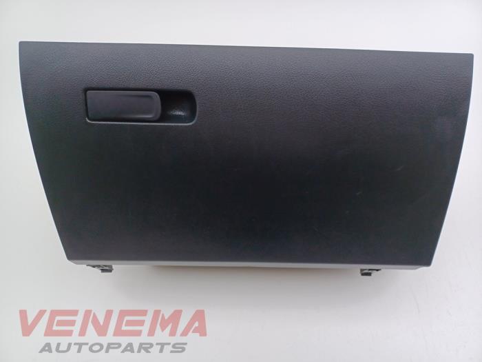 Begagnade Handskfack Mercedes A Limousine (177.1) 2.0 A-250 Turbo 16V Mild Hybrid 4Matic Pris € 44,99 Marginaltabell erbjuds av Venema Autoparts