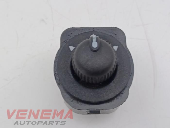 Używane Przelacznik lusterka Fiat Panda (312) 0.9 TwinAir Turbo 85 Cena € 9,99 Procedura marży oferowane przez Venema Autoparts