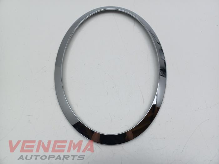 Używane Krawedz reflektora prawa Mini Mini (F55) 1.2 12V One Cena € 39,99 Procedura marży oferowane przez Venema Autoparts