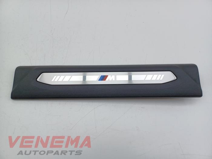 Używane Listwa ozdobna BMW 1 serie (F70) 120 1.5 TwinPower Turbo 12V Cena € 14,99 Procedura marży oferowane przez Venema Autoparts