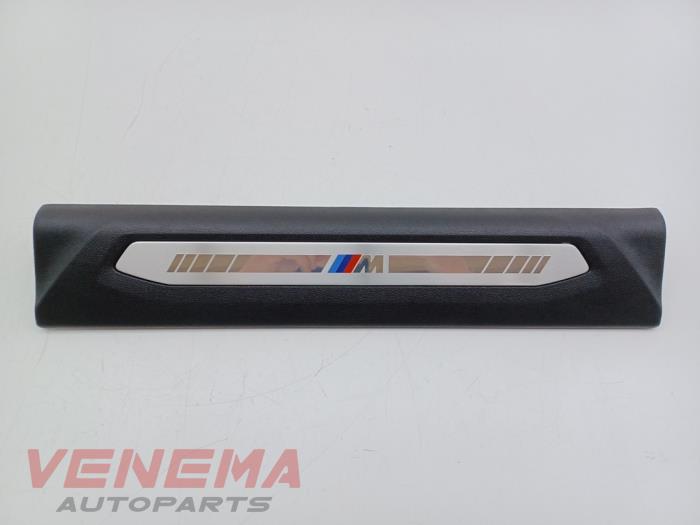 Używane Listwa ozdobna BMW 1 serie (F70) 120 1.5 TwinPower Turbo 12V Cena € 14,99 Procedura marży oferowane przez Venema Autoparts