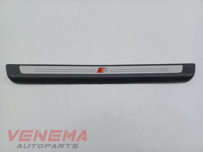 Begagnade Innerbelysning Audi Q3 (F3B) 1.4 45 TFSI e 16V Pris € 60,49 Inklusive moms erbjuds av Venema Autoparts