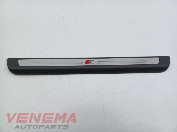 Begagnade Innerbelysning Audi Q3 (F3B) 1.4 45 TFSI e 16V Pris € 48,39 Inklusive moms erbjuds av Venema Autoparts