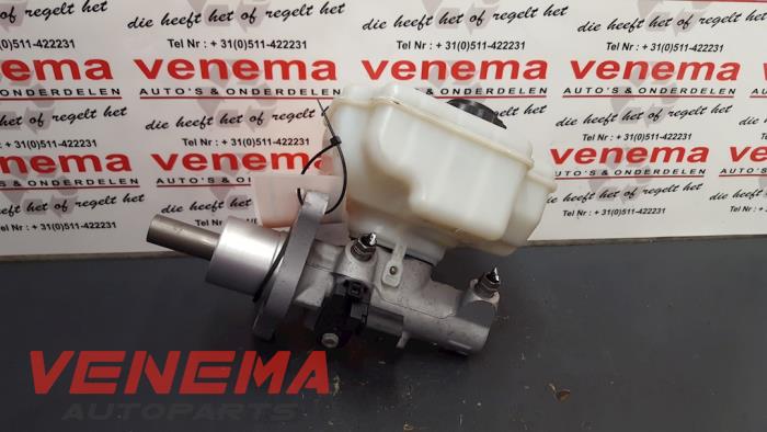 Master cylinder from a Volkswagen Eos (1F7/F8) 2.0 TDI DPF 2008